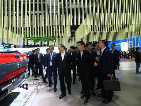 长城皮卡携长城炮强势出击，就连李书福都被电到了！