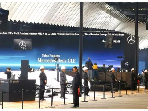 奔驰慌了？上海车展奔驰展台加强安保，2-3米就有一名保安