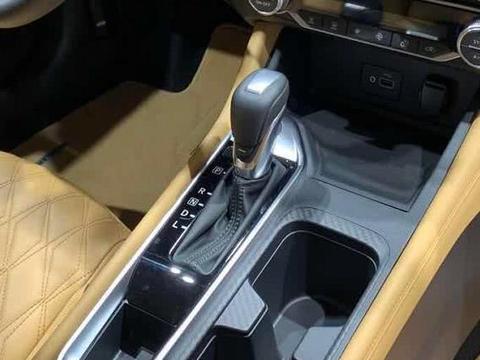 19款轩逸亮相，比保时捷帅，轴距2.714米，朗逸要难卖了