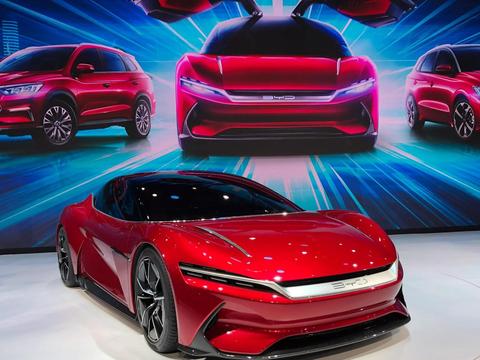 国内首款高性能电动轿跑亮相，综合性能超特斯拉，工薪族也买得起