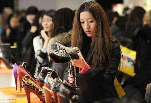 美国波士顿大学中国留学生宿舍奢侈品成堆,疑似仿制品却无法验证