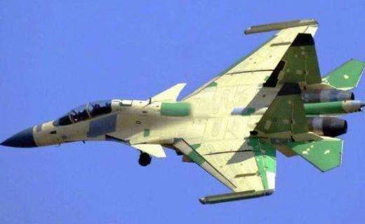 歼15D仿制美军EA18G?新型吊舱亮相变化大,性