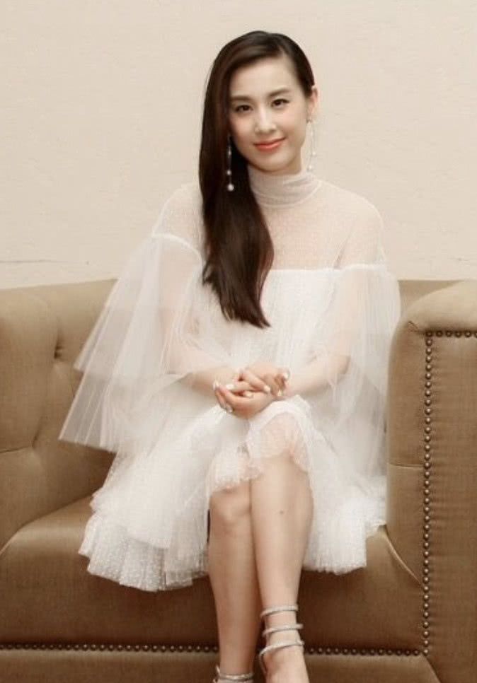 黄圣依保养得真好35岁穿低龄裙依旧丰腴当了阔太就是没烦恼