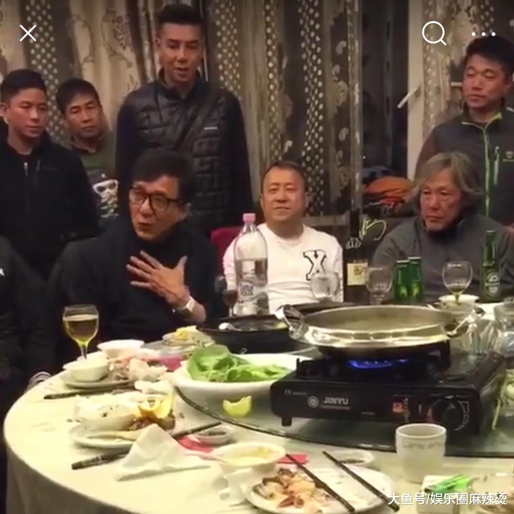成龙曾志伟聚餐当场教育年轻艺人 网友:先教育好自己的“儿女”