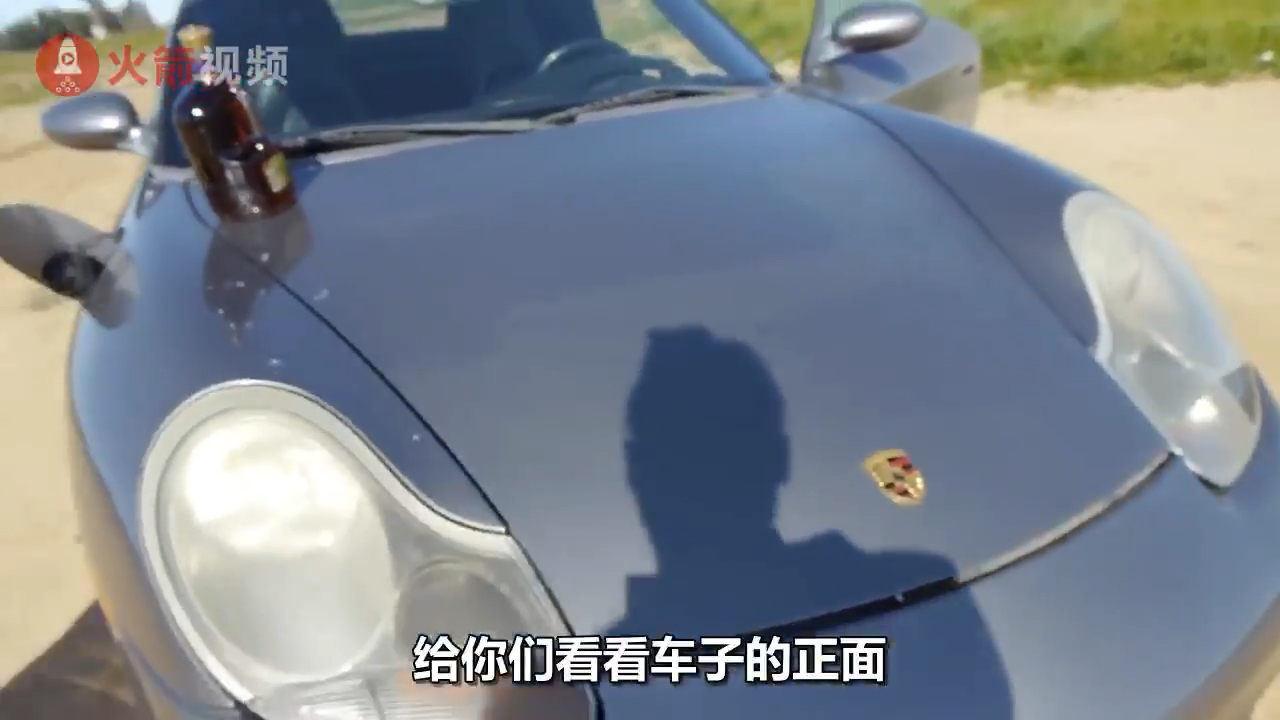 土豪世界我们不懂，把一整瓶威士忌倒入保时捷跑车邮箱内，开车上路，半路陷入...