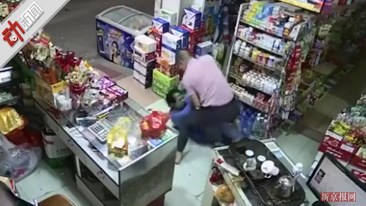 男子持刀抢劫超市 老板徒手夺刀暴揍反制劫匪