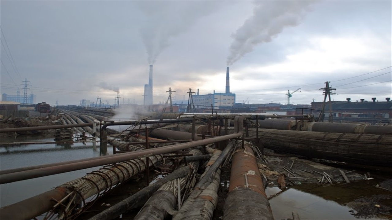 最靠近北极圈的城市,终年严寒,工业污染严重,四十五岁就能退休