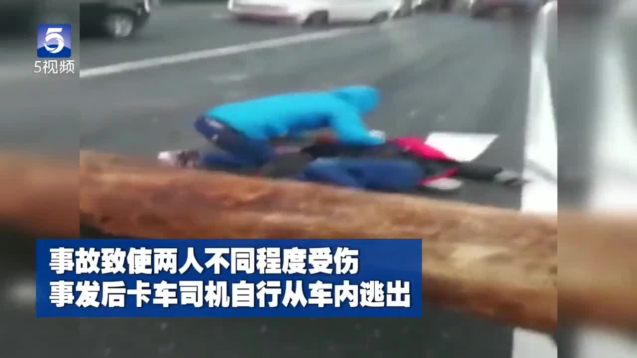 监控实拍惊魂一幕！大货车侧翻 满车圆木滚落砸向电动车和轿车