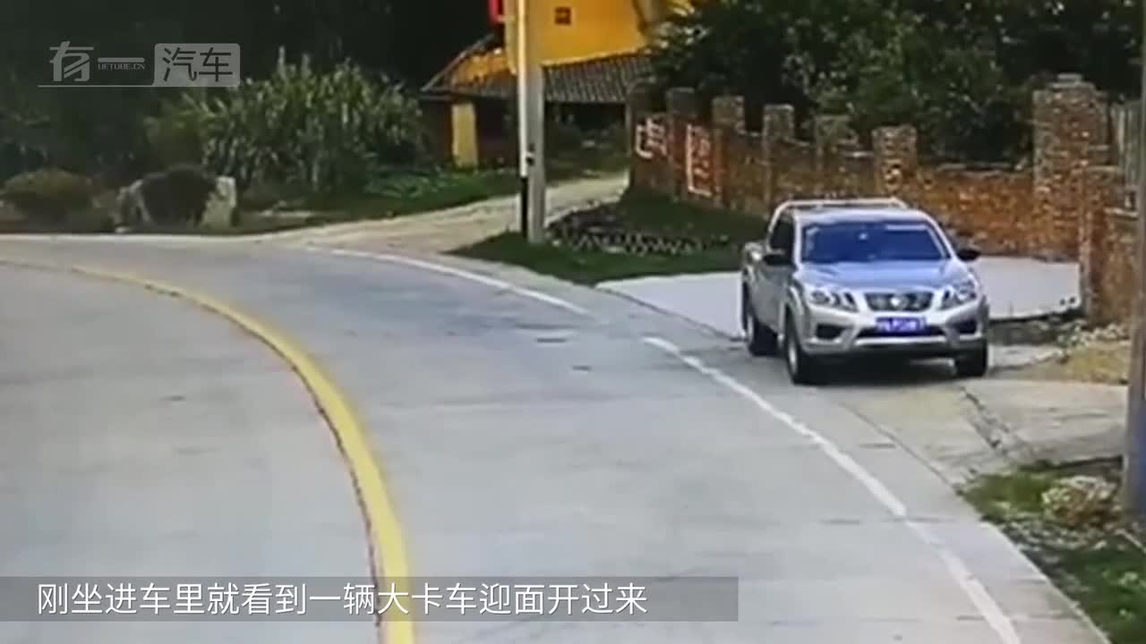 祸从天降：小伙刚上车，路过的卡车跑掉了俩轮胎，全部命中！