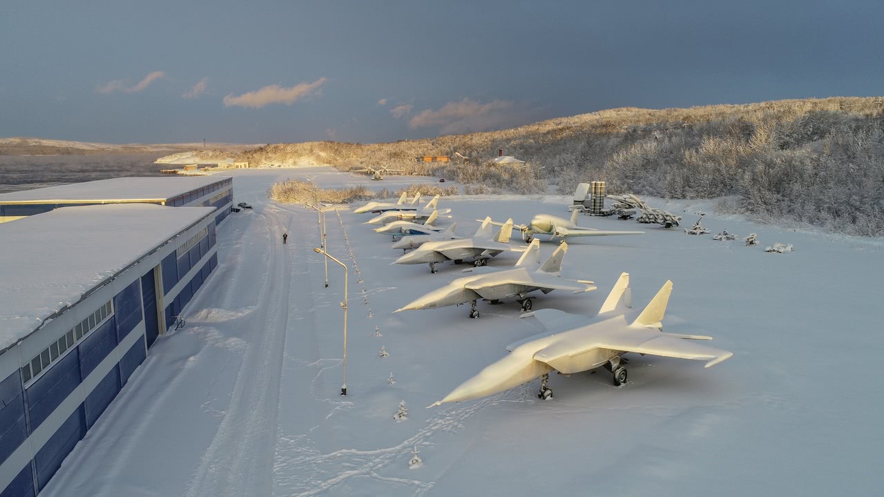 参观俄罗斯北方舰队空军博物馆 白雪皑皑的画风给人强烈错觉