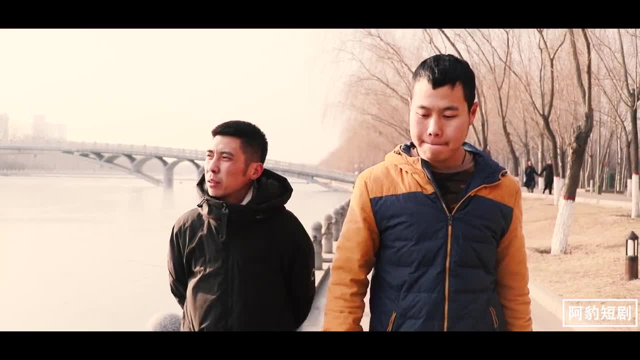 老板嫌油价太贵决定不开车，选择另类出行方式