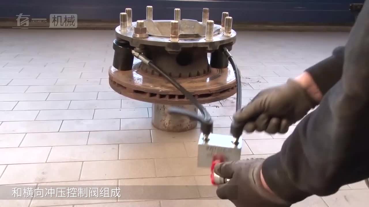 老外用新机器拆高性能跑车浮动制动盘，全靠充气谁见过？