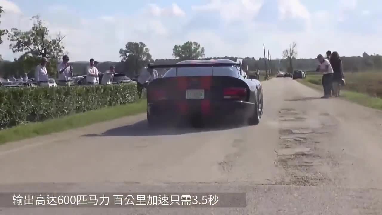 老外开跑车街头炫技，结果一脚油门轮胎撞掉了，路人乐坏了！