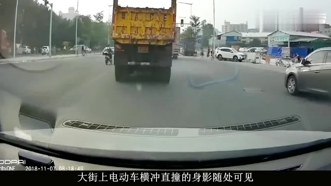 女司机真是惹不起！骑电动车被刮蹭后，暴怒的女子3次怒撞轿车