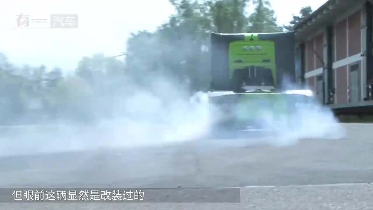 车手开半挂式卡车玩漂移，人下来车子还在漂，车手：有轮胎就行！