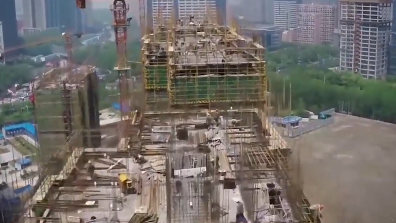 厉害了我的国,中国首创空中造楼机,总体的重量达到4000吨|重量|高楼|速度_新浪新闻