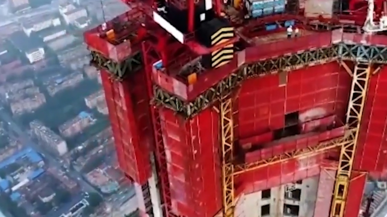 厉害了我的国,中国首创空中造楼机,总体的重量达到4000吨|重量|高楼|速度_新浪新闻