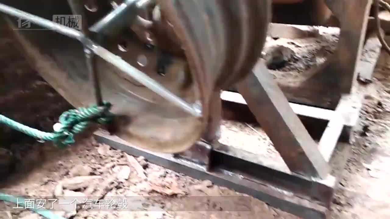 印尼锯木厂用卡车发动机没电瓶也能启动，劳动人民太有智慧！