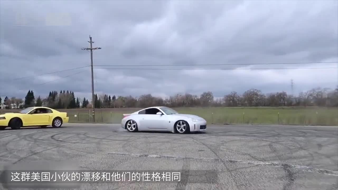 3辆跑车漂移对决，老外围观，结果一脚油门路人直接飞了！