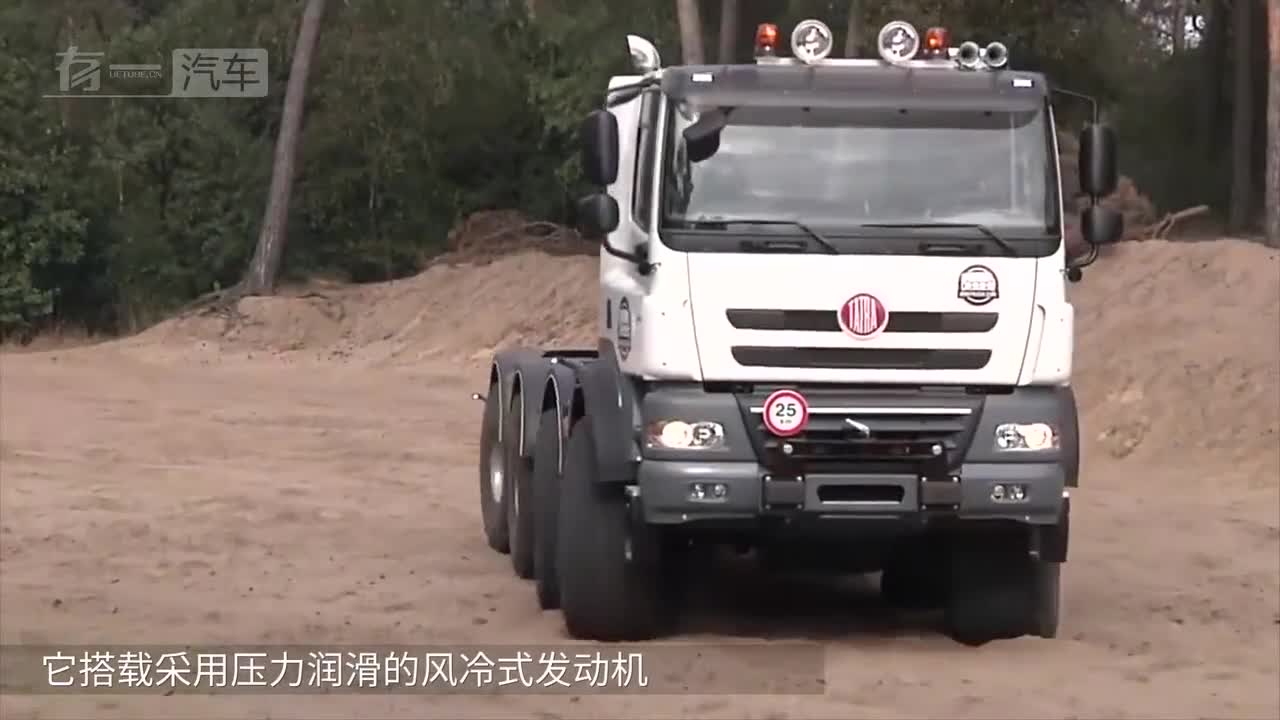 卡车爬5米高障碍桥是啥体验？小伙挑战，这技术老司机都服气！