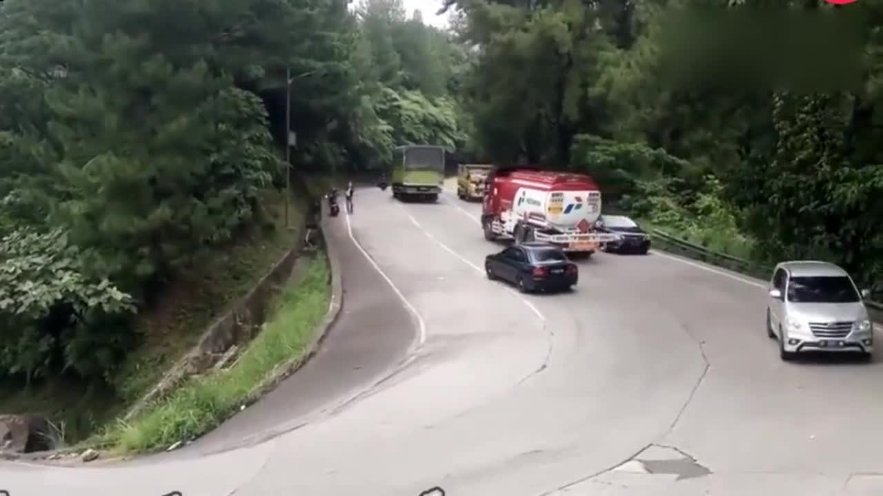 2辆卡车在陡坡弯道山路上，接连爆胎的场景，真叫人捏把汗啊！