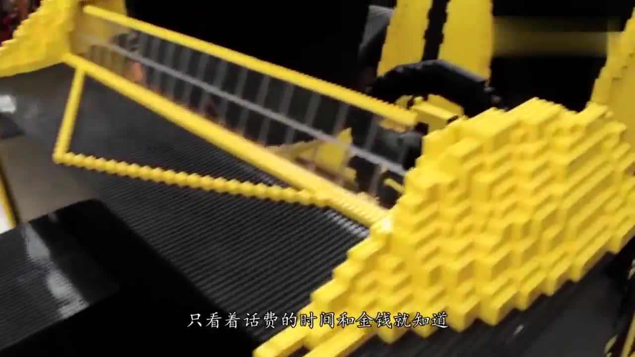 外国小伙花费2年，用50万块积木自制跑车，时速却能高达30公里