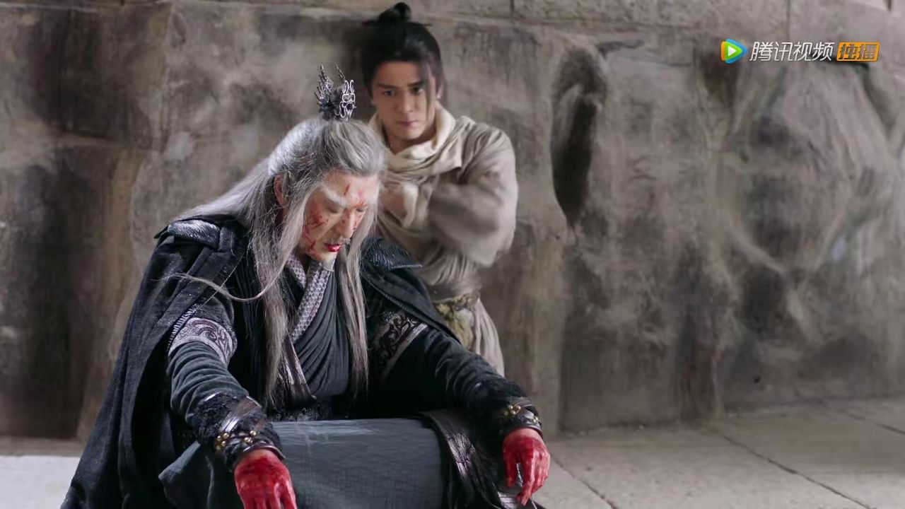 新版《倚天》白眉鹰王和殷野王父子情深,合力对抗六大派好悲壮!