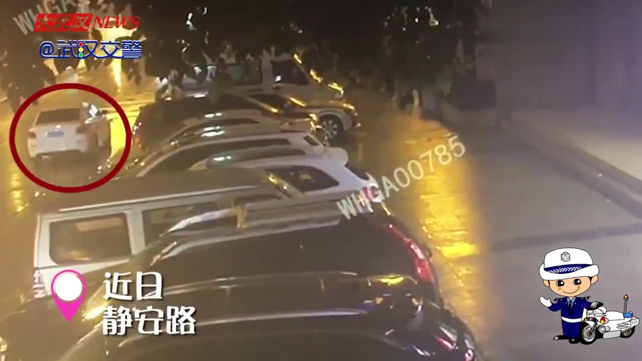 小车随意停车，电动车一个不小心撞了上去