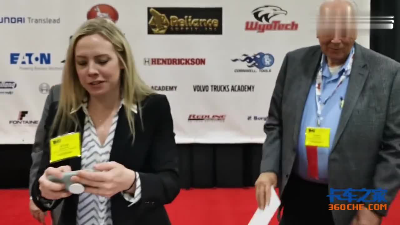 还是美国人会玩，用松木做卡车拼速度，看完真想买一台