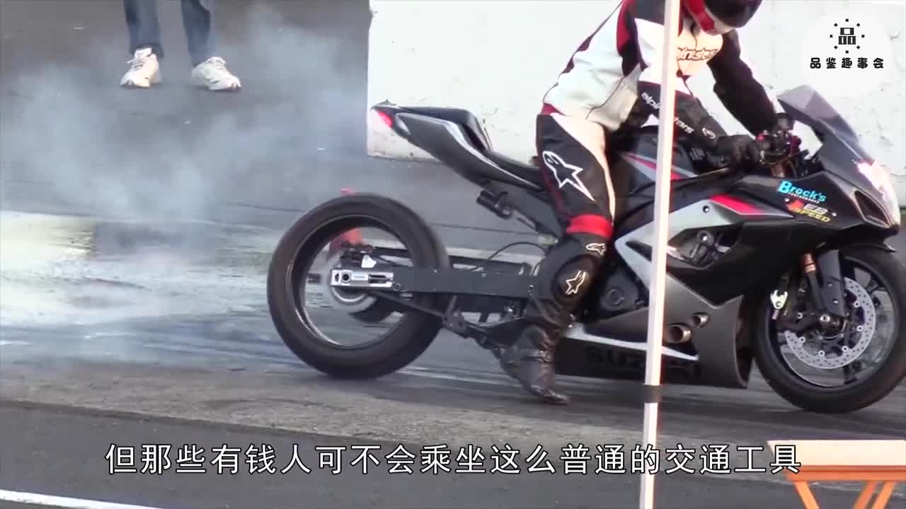 双胞胎为给妈妈惊喜，花了巨款买跑车，妈妈看到很感动