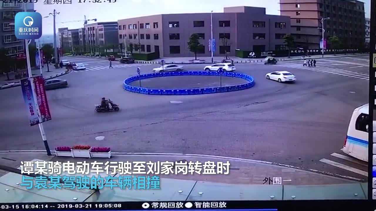 轿车与电动车转盘处相撞 电动车负事故全责