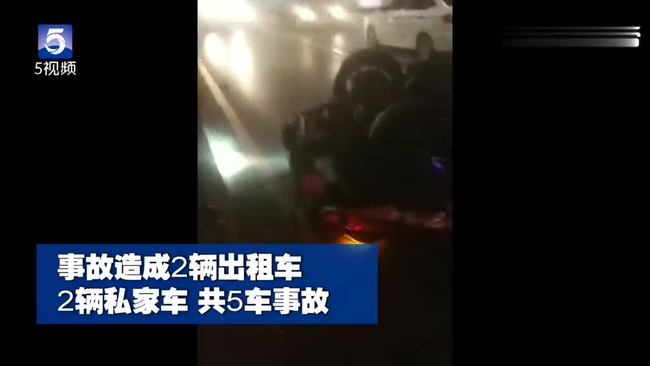 沈阳闹市区红色跑车从高架桥掉落 引发5车相撞