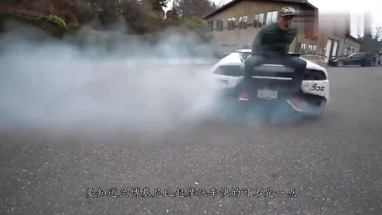 老外花样作死，倒坐在跑车尾翼，跟跑车一起漂移会发生什么？