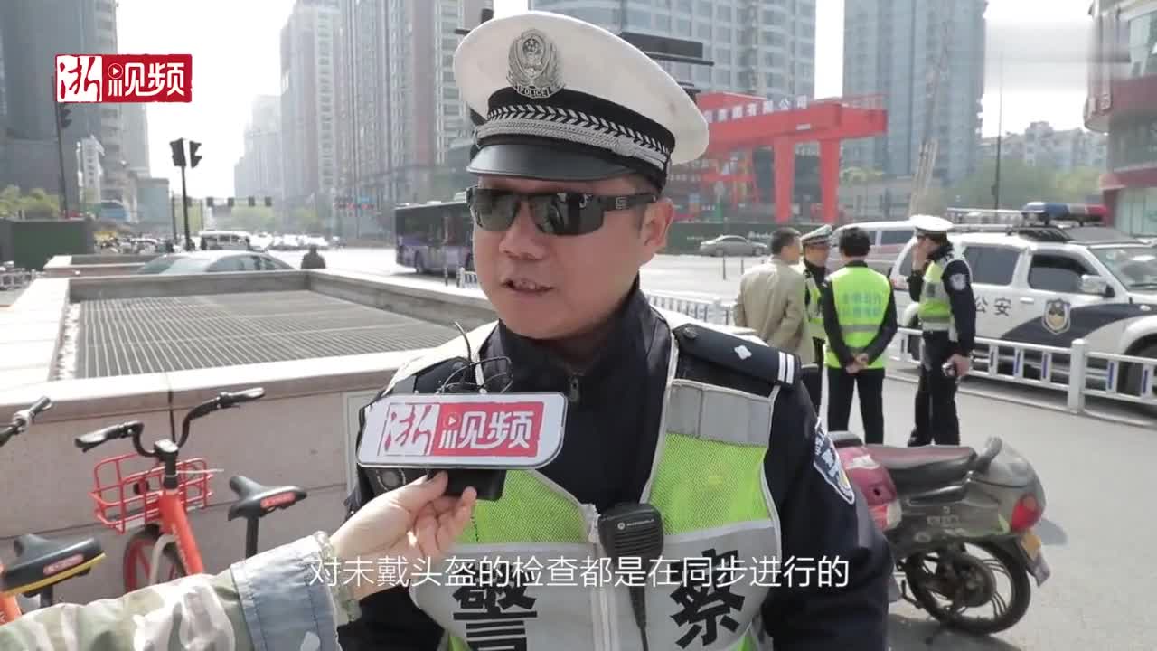 电动车新规实施首日有人被扣车 还有让女儿坐在自备小板凳上