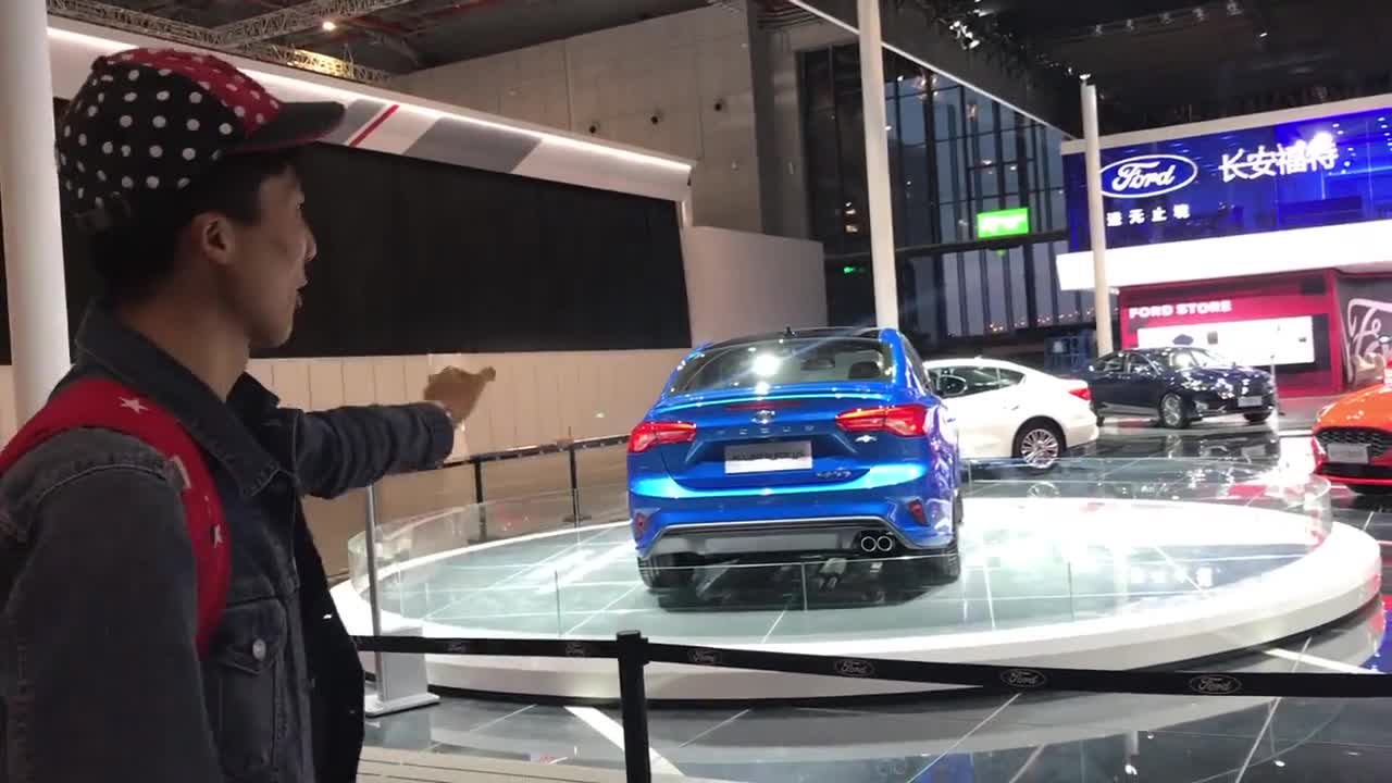 【车展探馆】红蓝皆相宜，色调真登对，福克斯成年轻最爱