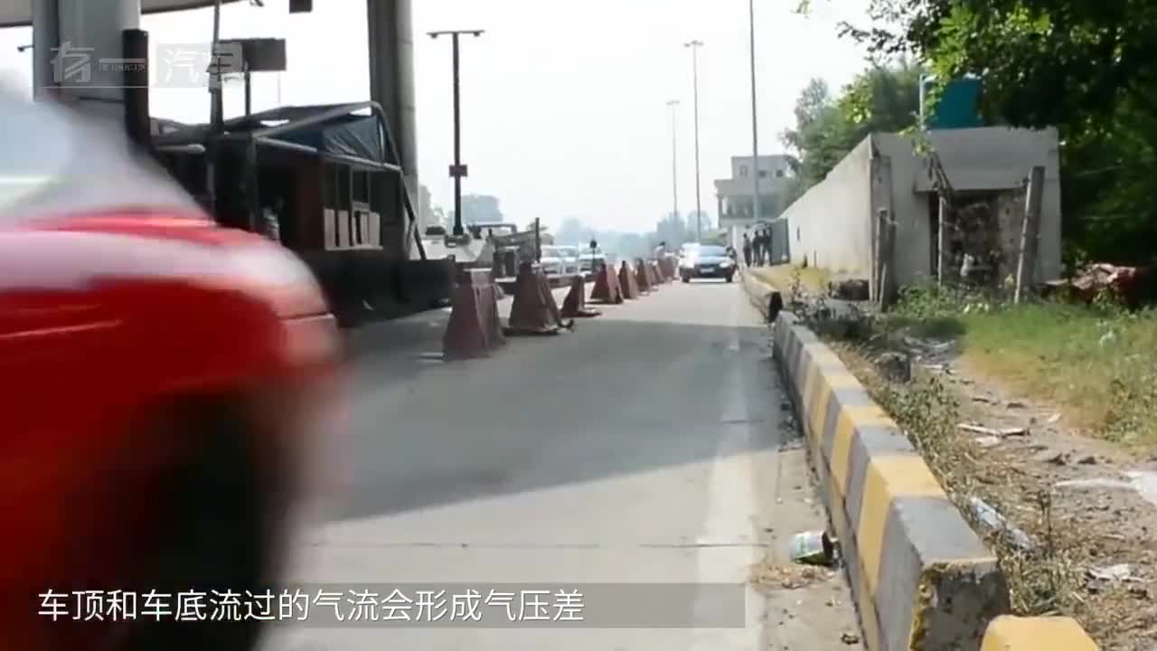 超跑真的过不去减速带？老外实测，真拿400万法拉利不当跑车！