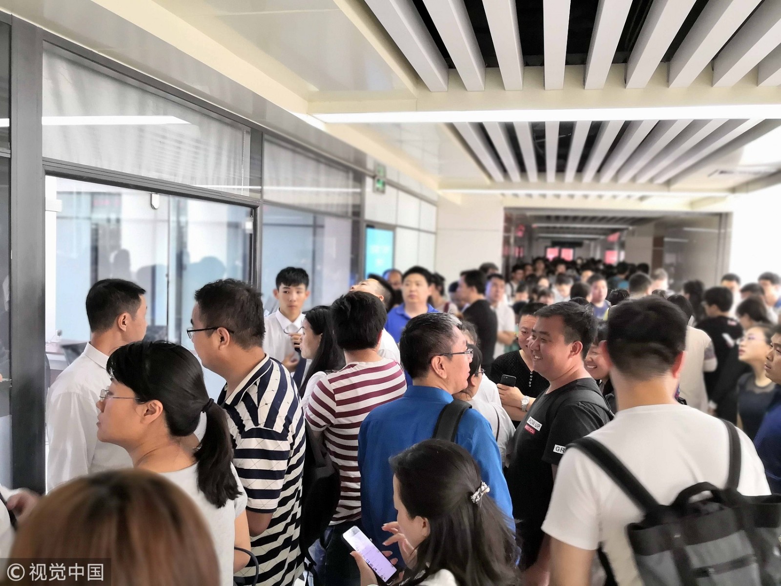 热度不减!天津落户大厅没开门就已排起长龙