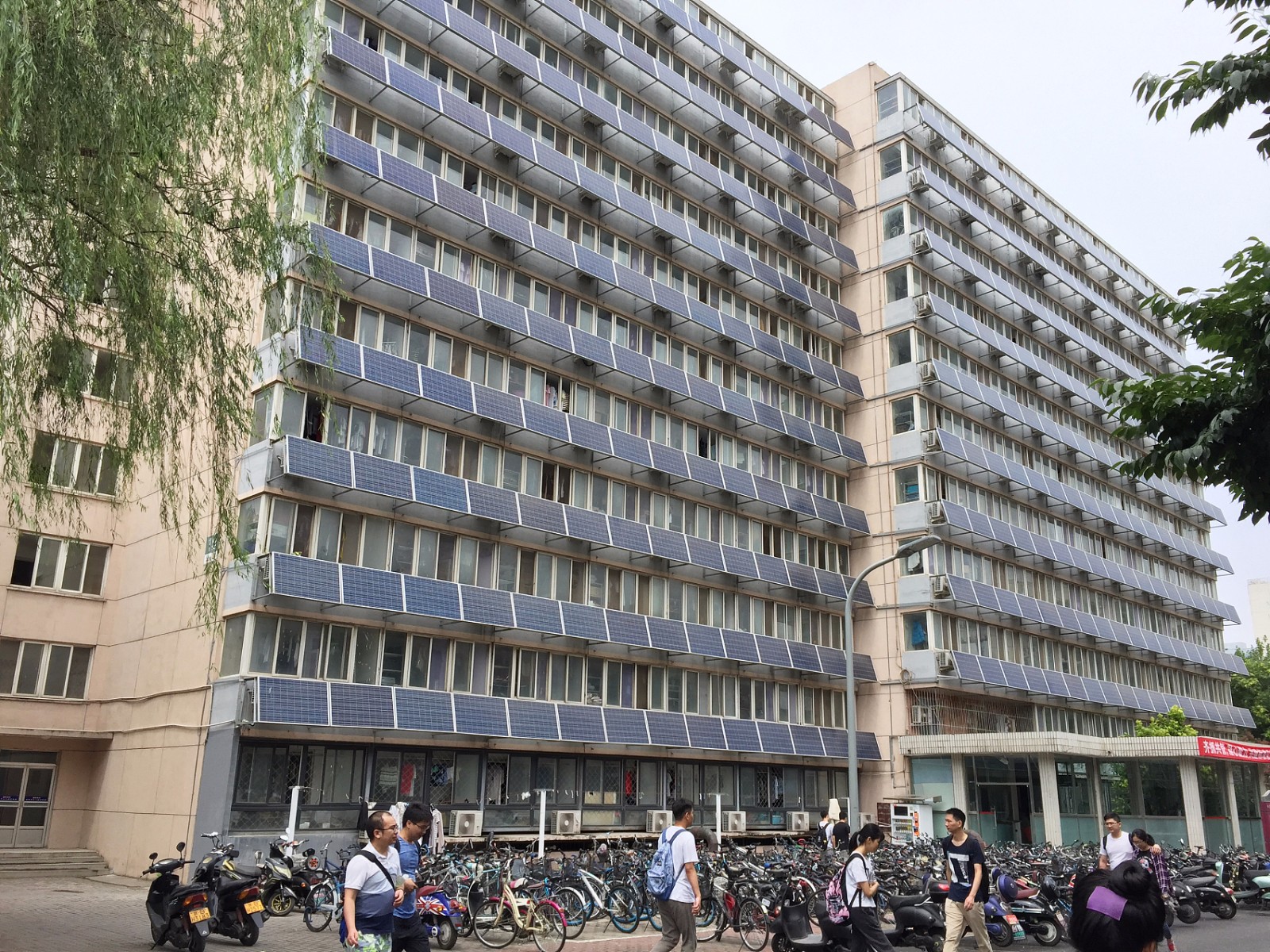  2018年6月9日，北京交通大学一男生宿舍楼外墙“爬满”太阳能板。（来源：视觉中国）