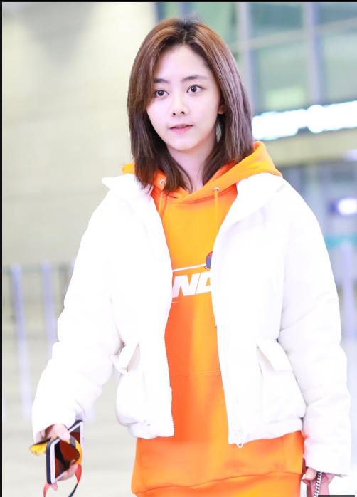 谭松韵露甜笑变氧气少女穿白外套搭牛仔裤学