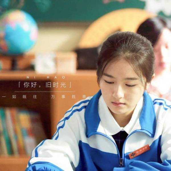 李兰迪参加高中毕业典礼,最后一次穿校服和同