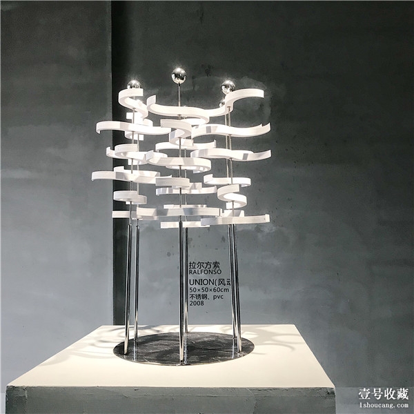 拉尔方索《union》50cm×50cm×60cm 不锈钢,pvc 2008年