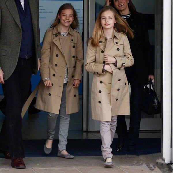 西班牙王后新发型配旧衣好低调,两高颜值女儿