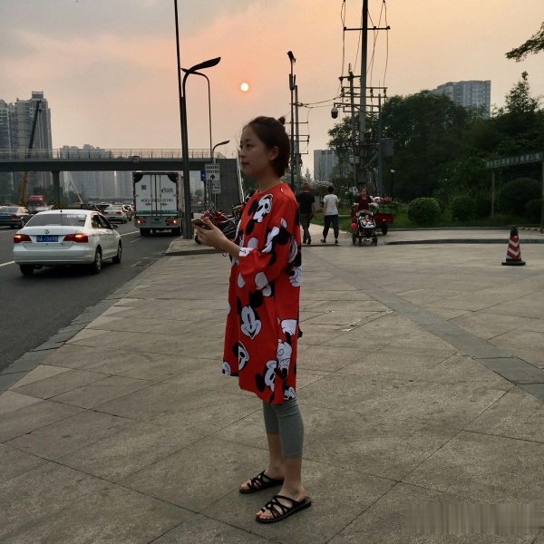 女生头大，脸圆，脖子短，头发厚，发质硬，什么发型好看？