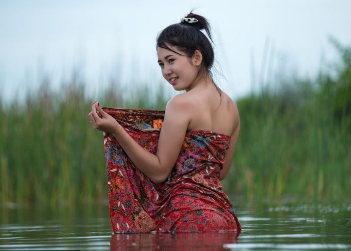 100元人民币,能让老挝美女为你做什么呢?说出来你可别不信!