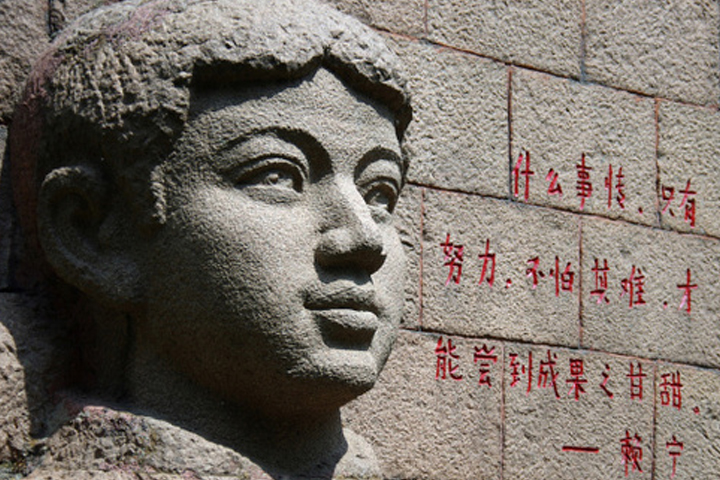 救火英雄少年赖宁，他的照片为何从校园墙上被摘下？原因让人深思