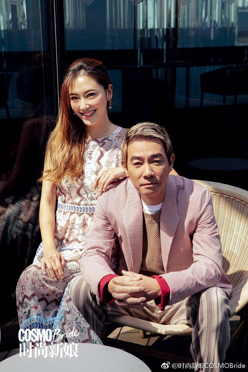 结婚9年拍婚纱照!陈小春甜搂应采儿登杂志封面