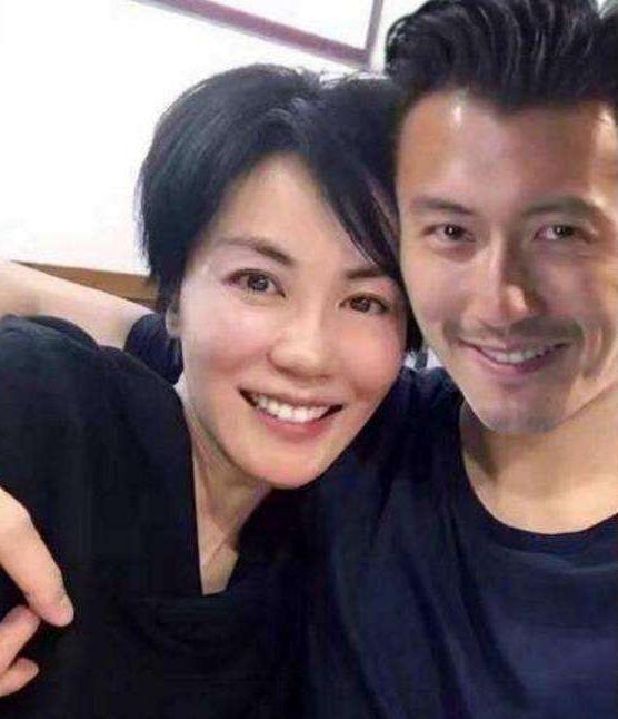 谢霆锋谢贤父子情感之路对比,一个爱姐弟恋,一