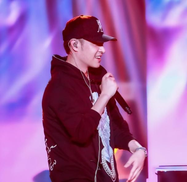 杨丞琳助阵潘玮柏演唱会,因迟到被翻白眼