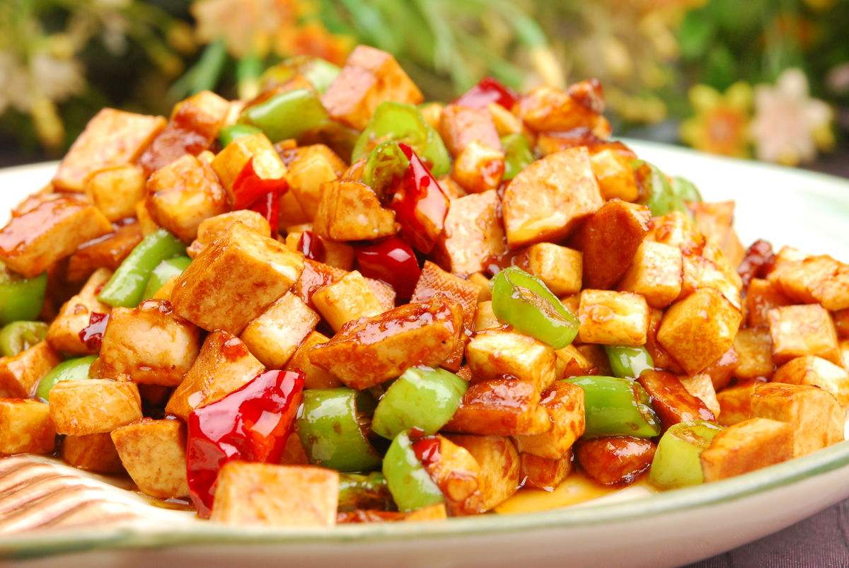 “宫保鸡丁”天天吃，“宫保”指的什么？美食背后的故事
