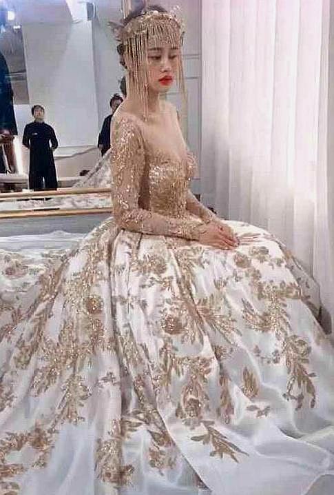“最贵婚纱”火了,当看到新娘脸的那刻,网友:婚纱吃亏了! “最贵婚纱”火了,当看到新娘脸的那刻,网友:婚纱吃亏了!